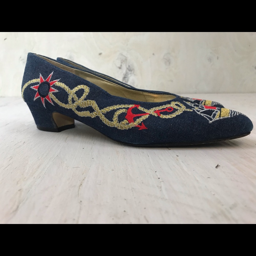 1980’s J. Renee nautical theme low heel shoes.